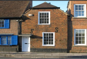 Grade II listed cottage - Free Parking
